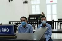 Bị cáo Dư và Tùng tại tòa.