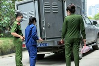 Bị cáo rời tòa.