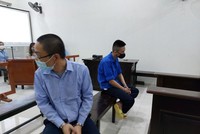 Bị cáo Ngọc quay mặt.