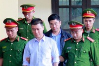 Phan Sào Nam, áo trắng. Ảnh: Thanh Niên.