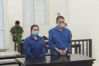 Hai bị cáo tại tòa.