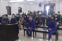 Các bị cáo hầu tòa.