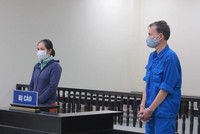 Hai bị cáo tại tòa.