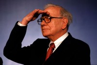 Hành động trái chiều của Warren Buffett trong 2 cuộc khủng hoảng gần đây