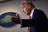 Chính quyền Trump cân nhắc phê duyệt khẩn cấp vắc xin Covid-19 của Anh trước ngày bầu cử