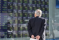 Các quỹ đầu tư toàn cầu tiếp tục giảm tỷ trọng cổ phiếu mặc dù chứng khoán tăng