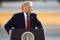 Tổng thống Trump lại làm dấy lên lo ngại về chính trị hóa việc phê duyệt vắc xin Covid-19 