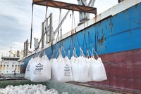 Hòa Phát (HPG) lần đầu xuất khẩu xỉ hạt lò cao nghiền mịn S95