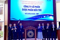 Ông Vũ Quang Đông, Phó chủ tịch HĐQT DBT đánh cồng khai trương phiên giao dịch mới tại HOSE