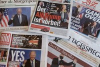 Các trang nhất của tờ báo Đức hiển thị các tiêu đề của các tờ báo Chủ nhật (8/11) sau khi các hãng tin tức về Joe Biden là người chiến thắng trong cuộc bầu cử tổng thống Mỹ tại Berlin, Đức. Ảnh: Maja Hitij