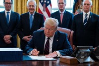 Tổng thống Trump ký thông qua dự luật cứu trợ Covid 900 tỷ USD