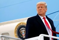 Sau Facebook, Twitter, Youtube tạm ngưng tài khoản của ông Trump