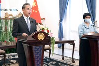 Bộ trưởng Ngoại giao Trung Quốc Vương Nghị nói chuyện với giới truyền thông tại Jakarta (Indonesia) hôm thứ Tư (13/1). Nguồn: AP