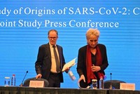 Peter Ben Embarek và Marion Koopmans đến dự cuộc họp báo để kết thúc chuyến thăm của nhóm chuyên gia quốc tế từ Tổ chức Y tế Thế giới (WHO) tại thành phố Vũ Hán, Trung Quốc vào ngày 9/2/2021. Ảnh: Getty Images