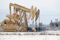 Giá dầu lập đỉnh kể từ đại dịch Covid-19 do điều kiện thời tiết khắc nghiệt