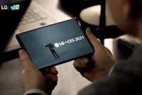 Điện thoại thông minh mới của LG Electronics với màn hình cuộn được giới thiệu trong cuộc họp báo tại Triễn lãm điện tử tiêu dùng ngày 11/1/2021. Nguồn: LG Electronics