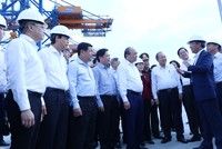 Thủ tướng Nguyễn Xuân Phúc đến thăm và làm việc tại Cảng Gemalink (Ảnh: Lê Toàn)