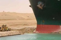 Mũi tàu container Ever Given mắc cạn ở kênh đào Suez ngày 23/3