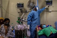 Khủng hoảng Covid-19 của Ấn Độ đe dọa sự cố gắng khống chế đại dịch của thế giới