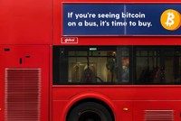 Một quảng cáo về Bitcoin trên xe buýt ở khu West End ở Anh