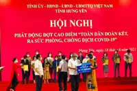 Ông Hoàng Quang Việt. Thành viên HĐQT Hòa Phát đại diện công ty trao ủng hộ cho tỉnh Hưng Yên