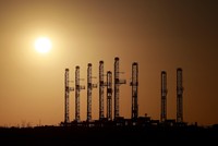 Giá dầu tăng trở lại do lo ngại Nga - Ukraine và IEA kêu gọi cắt giảm sử dụng năng lượng