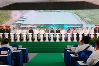 Thủ tướng Phạm Minh Chính cùng đại biểu thực hiện nghi thức khánh thành Nhà máy Hayat Kimya Việt Nam tại Khu công nghiệp Becamex - Bình Phước.