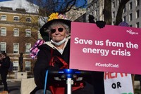 Người tiêu dùng đang bị tổn thương khi cú sốc năng lượng toàn cầu diễn ra