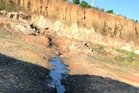 Nước thải của Nhà máy sản xuất ván ép Thăng Long chưa qua xử lý thải ra môi trường (Nguồn: Công an tỉnh Quảng Bình).