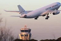 Quá nhiều tiền mặt, các hãng vận tải biển mua máy bay để vận chuyển bằng đường hàng không