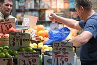 Lạm phát ở Anh quay lại mức hai con số khi giá lương thực tăng cao