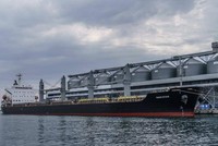 Một con tàu chở ngũ cốc chờ ra khơi từ cảng Odesa ở Ukraine