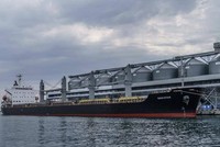 Một con tàu chở ngũ cốc chờ ra khơi từ cảng Odesa ở Ukraine.