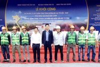 Ông Lê Bảo Anh - Tổng giám đốc CC1 (người thứ bảy từ bên trái) tham gia Lễ khởi công Dự án xây dựng công trình đường bộ cao tốc Bắc - Nam phía Đông giai đoạn 2021 - 2025, đoạn Cần Thơ - Hậu Giang