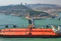 Một tàu chở dầu dỡ hàng tại Yên Đài, Trung Quốc.