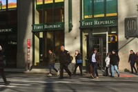 Các quỹ phòng hộ đã kiếm được 7 tỷ USD từ bán khống cổ phiếu ngân hàng trong tháng 3