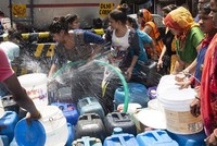 Sóng nhiệt, lốc xoáy đang tác động đến thị trường chứng khoán khắp châu Á