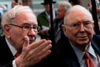 Ông Charlie Munger, Phó Chủ tịch của Berkshire Hathaway (bên phải)