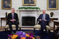 Chủ tịch Hạ viện Kevin McCarthy đàm phán về giới hạn nợ với Tổng thống Joe Biden tại Phòng Bầu dục ở Nhà Trắng ngày 22/5/2023