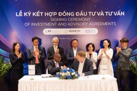 Ông Thomas Jacobs, Giám đốc Quốc gia IFC tại Việt Nam, Campuchia và Lào (trái) ký kết hợp đồng tư vấn cùng ông Mai Thụy Nhân, Tổng Giám đốc GS25 Việt Nam, TP Hồ Chí Minh