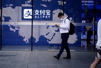 Visa và Mastercard hiện có thể được sử dụng trên các ứng dụng thanh toán lớn nhất của Trung Quốc