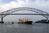 Một con tàu đi qua Kênh đào Panama vào ngày 12/6/2023
