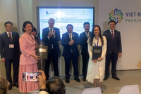 Tập đoàn PAN (Tổng giám đốc Nguyễn Thị Trà My – áo trắng) và Ngân hàng Standard Chartered Việt Nam (Tổng giám đốc Michele Wee – áo hồng) trao biên bản ghi nhớ tại COP28 trước sự chứng kiến của Thủ tướng Chính phủ Phạm Minh Chính