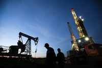 Thị trường dầu mỏ bất ngờ trước sản lượng của Mỹ tăng mạnh