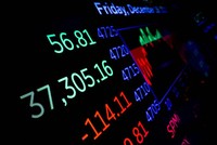 Thị trường tài chính toàn cầu năm 2023: Cổ phiếu tăng vọt, trái phiếu tăng giá thách thức những nghi ngờ