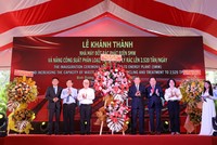 Lãnh đạo tỉnh Bình Dương tặng lẵng hoa của Tỉnh ủy - HĐND - UBND - Ủy ban MTTQ Việt Nam tỉnh chúc mừng buổi lễ (Ảnh: Lê Toàn)