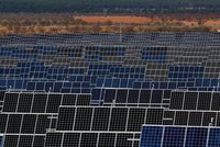 Giá tấm pin mặt trời giảm mạnh có thể buộc một trong những nhà máy sản xuất lớn nhất châu Âu phải đóng cửa