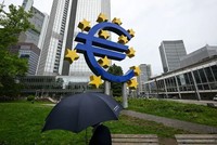 ECB tiếp tục giữ nguyên lãi suất