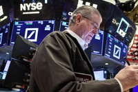 Cổ phiếu và trái phiếu phân hóa khi nhà đầu tư bớt lo ngại về lạm phát