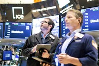 Cảnh báo về lãi suất cao đang đe dọa thị trường chứng khoán toàn cầu